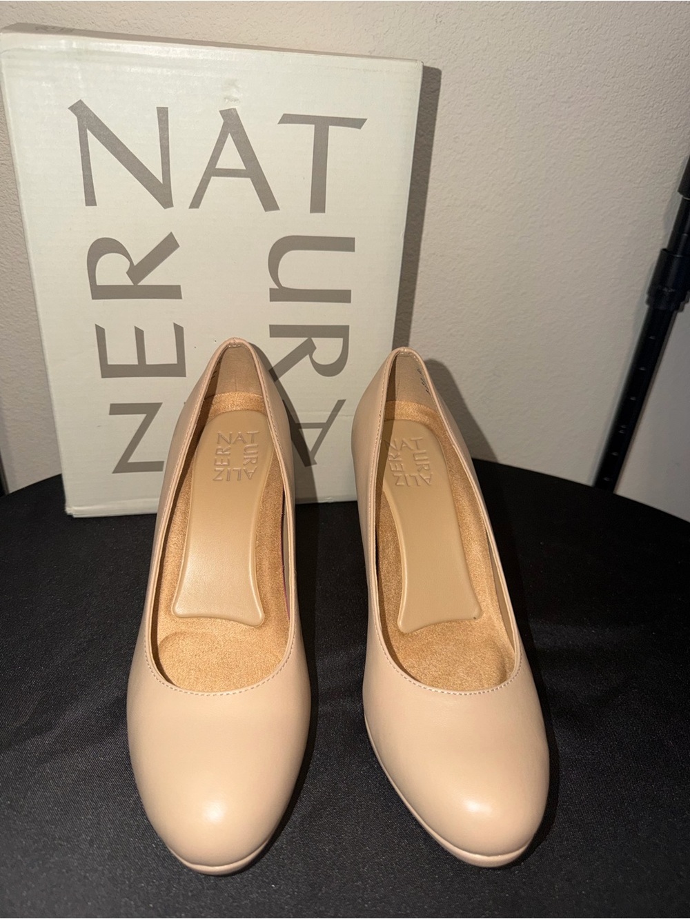 NATURALIZER “Michelle” Nude/Taupe Leather Round-Toe Heels